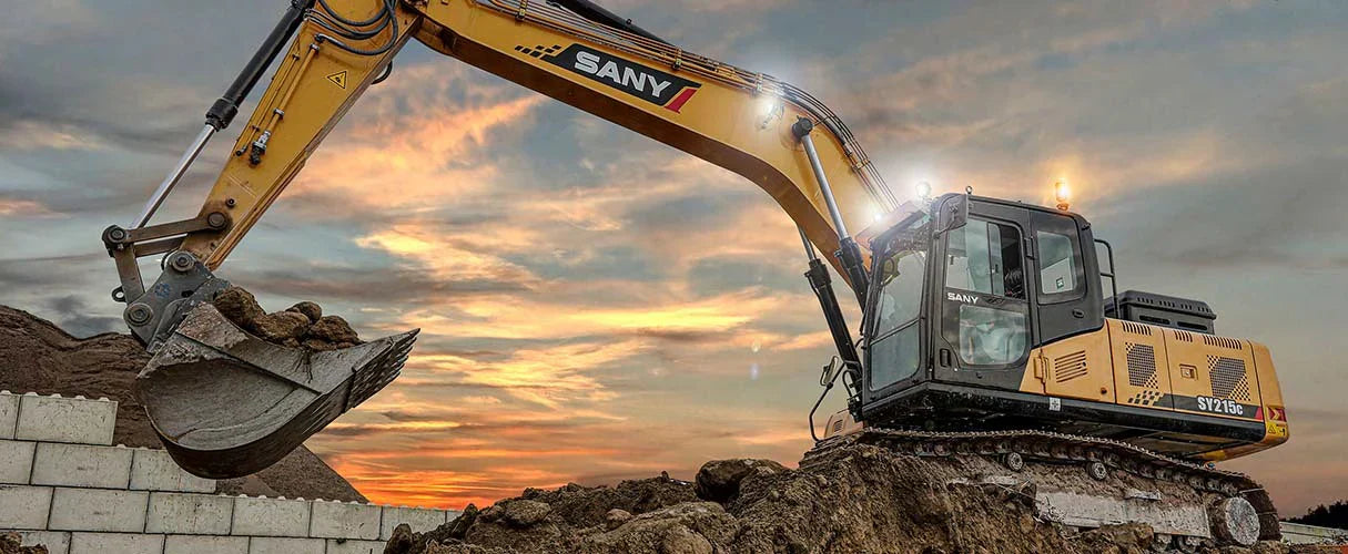 Koparka SANY w trakcie pracy, na tle budowy