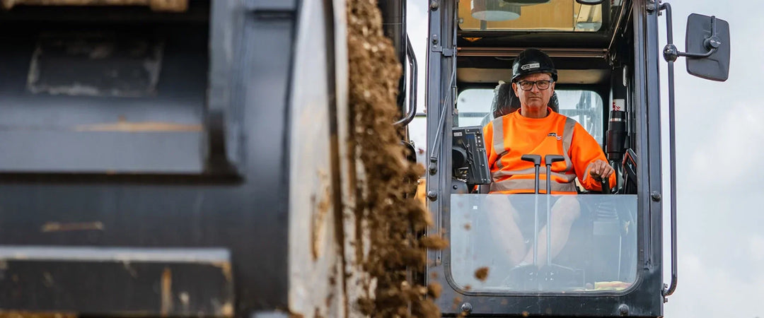 Jak zostać operatorem koparki w 2026? Wymagania, kursy i zarobki