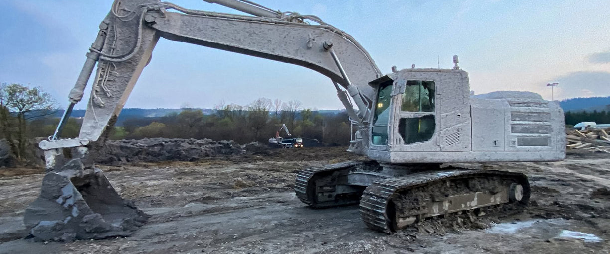 koparka budowlana pracująca w kopalni po przepracowaniu około 3000 motogodzin