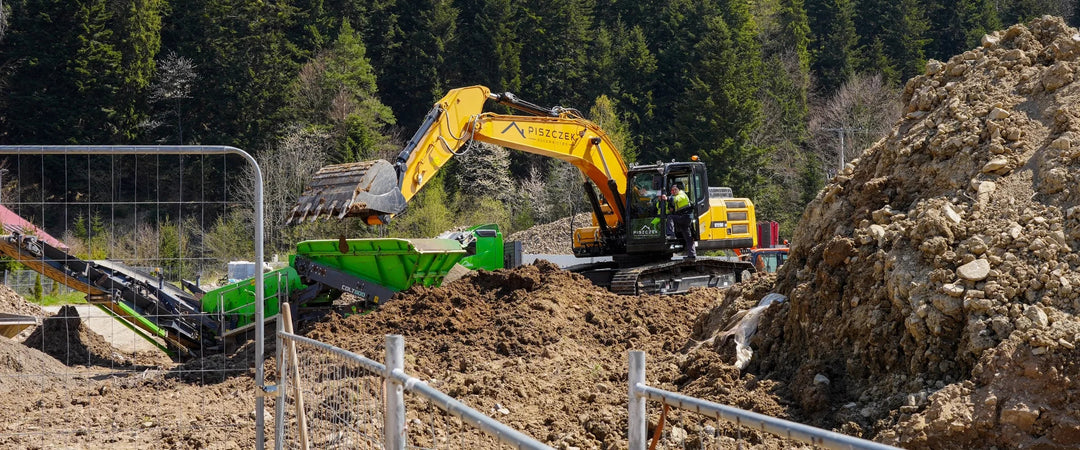 Prace ziemne i przesiewanie urobku koparką SANY SY215C.