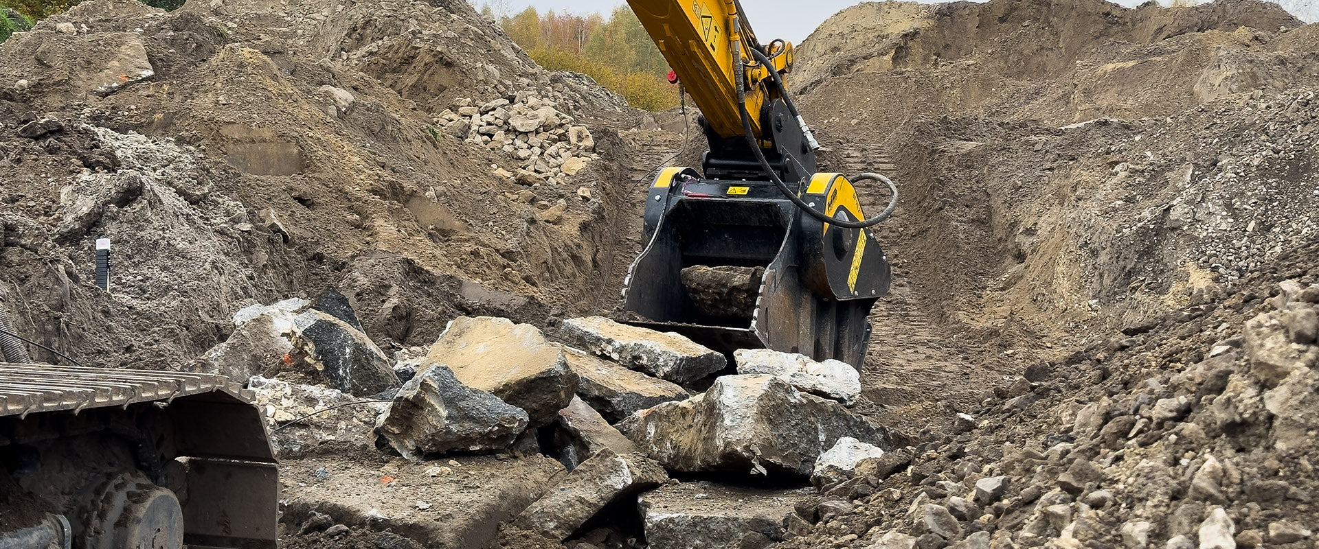 Łyżka krusząca czy kruszarka mobilna? Porównanie rozwiązań do recyklingu gruzu