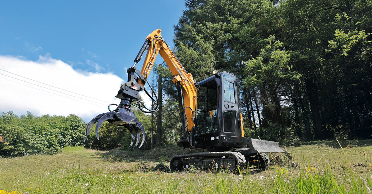 Koparki w warunkach leśnych – jak sprawdzają się maszyny budowlane w drzewostanie?