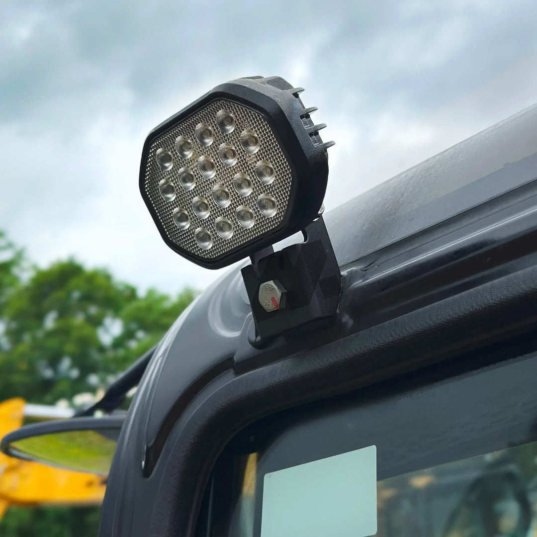 Zbliżenie na reflektor LED roboczy zamontowany na kabinie maszyny budowlanej SANY, zapewniający oświetlenie podczas pracy w trudnych warunkach.