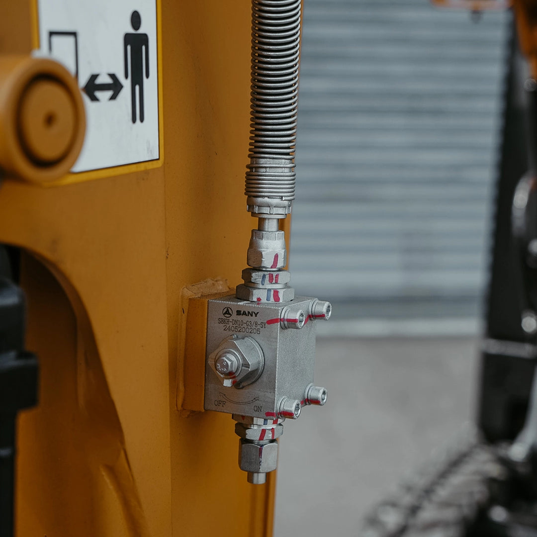 Zawór linii hydraulicznej AUX na ramieniu minikoparki Sany SY18C