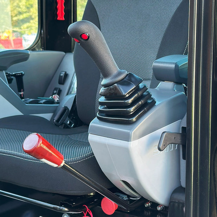 Joystick sterujący z przyciskami pomocniczymi w kabinie minikoparki Sany SY18C