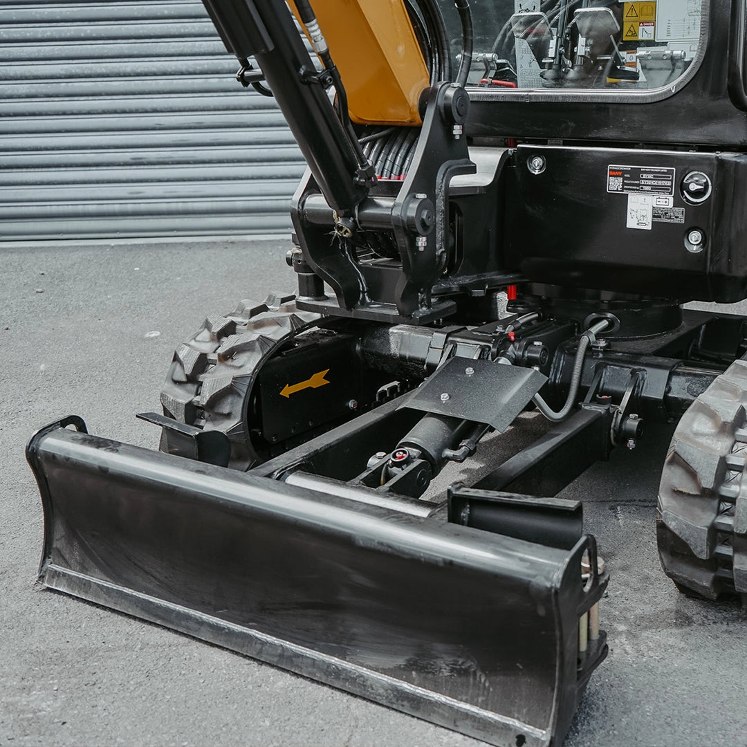 Lemiesz spycharkowy minikoparki Sany SY18C z widocznym siłownikiem hydraulicznym i gąsienicami gumowymi