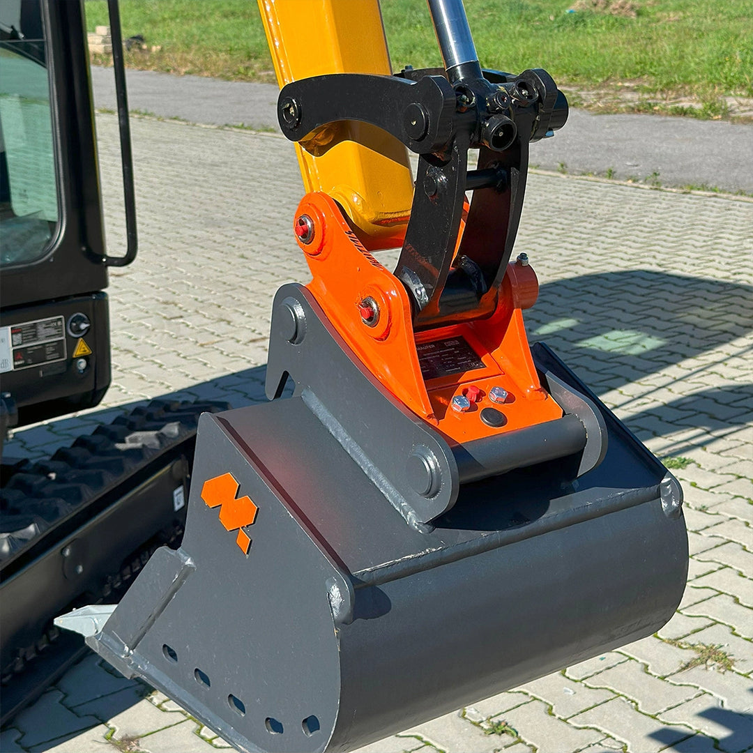 Łyżka podsiębierna zamontowana na szybkozłączu mechanicznym ramienia minikoparki Sany SY18C