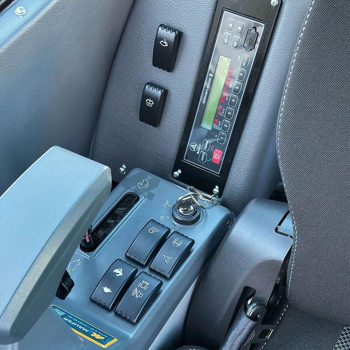 Panel boczny w minikoparce Sany SY18C z radiem, stacyjką i przyciskami funkcyjnymi sterowania maszyną