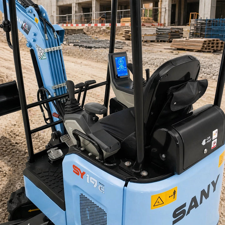 Wnętrze kabiny i panel sterowania minikoparki elektrycznej Sany SY19E z wyświetlaczem LCD.