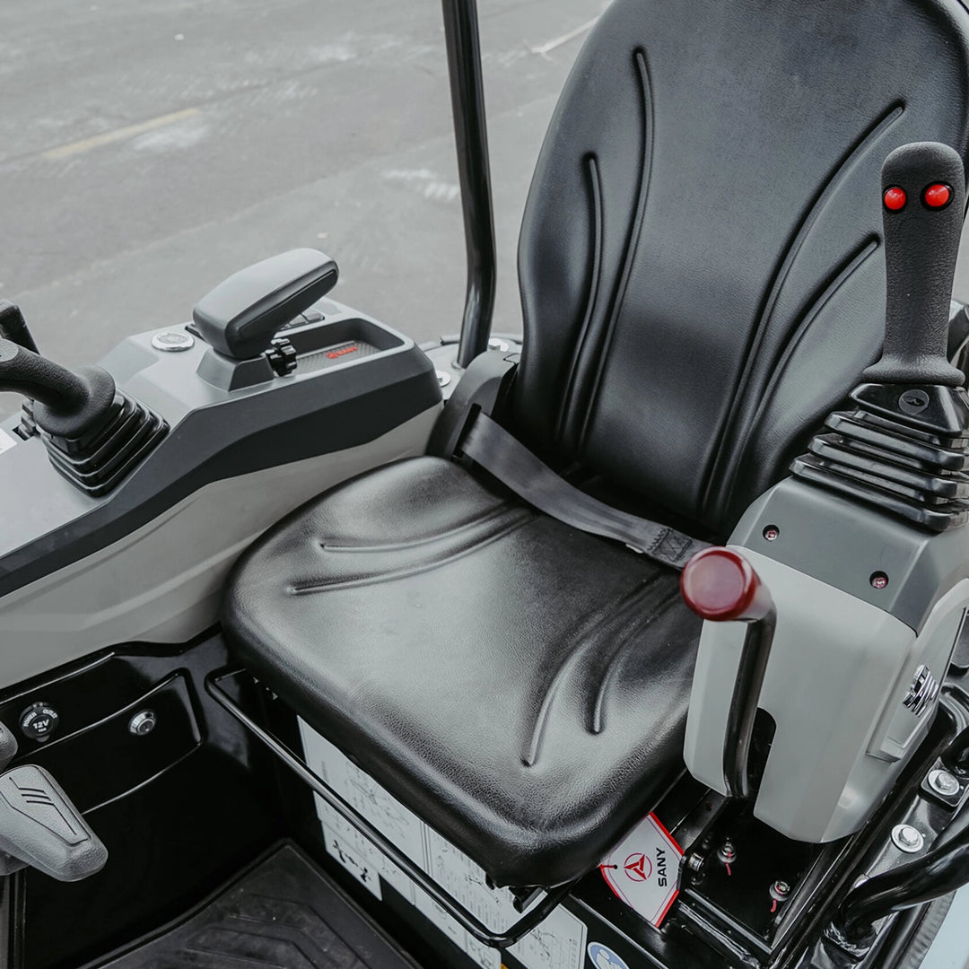Fotel operatora z pasem bezpieczeństwa i joystickami w elektrycznej minikoparce Sany SY19E