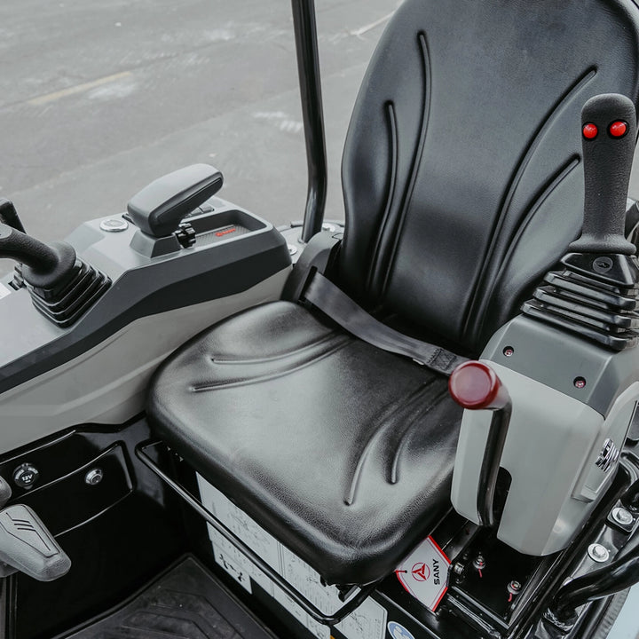 Fotel operatora z pasem bezpieczeństwa i joystickami w elektrycznej minikoparce Sany SY19E