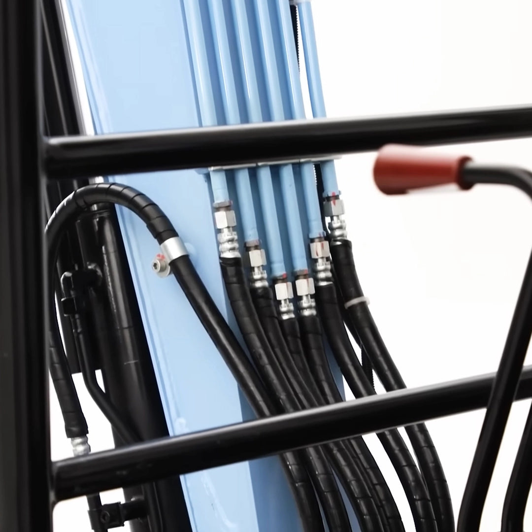 Przewody hydrauliczne i stalowe rurki zasilające osprzęt w elektrycznej minikoparce Sany SY19E