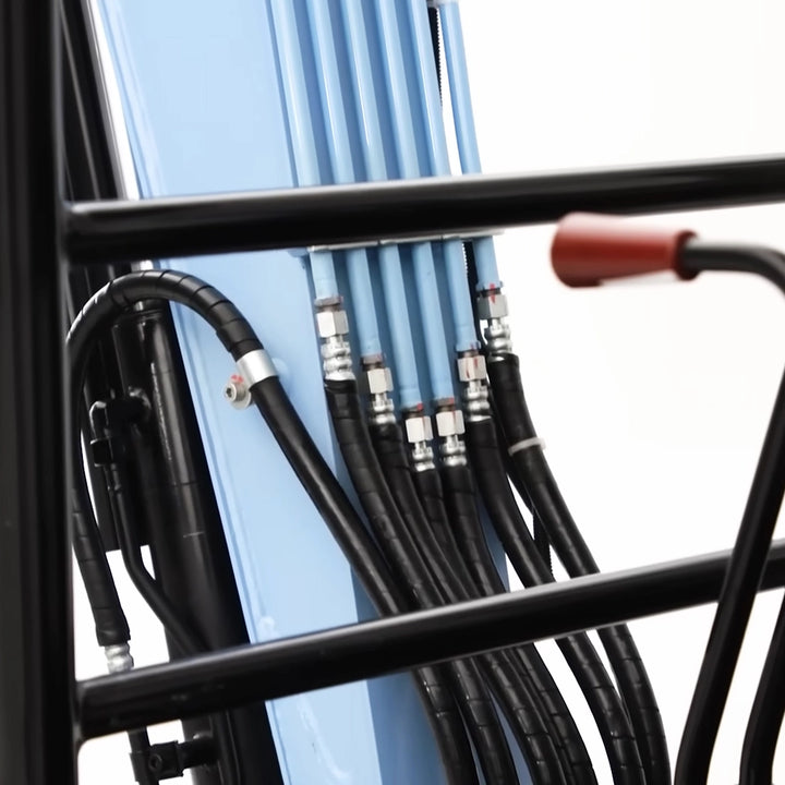 Przewody hydrauliczne i stalowe rurki zasilające osprzęt w elektrycznej minikoparce Sany SY19E