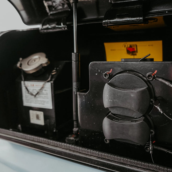 Gniazda ładowania i elementy układu elektrycznego pod pokrywą minikoparki   elektrycznej Sany SY19E