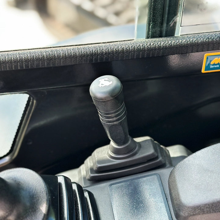 Joystick w kabinie minikoparki Sany SY26C z funkcją pływającego lemiesza