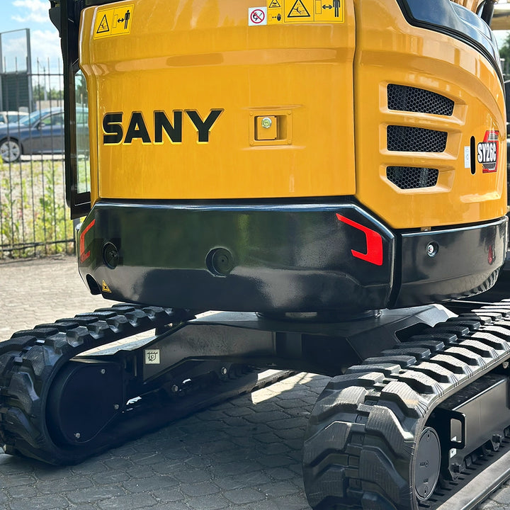Zbliżenie na kompaktowy tył mini koparki Sany SY26C, podkreślające konstrukcję typu krótki ogon i podwozie gąsienicowe.