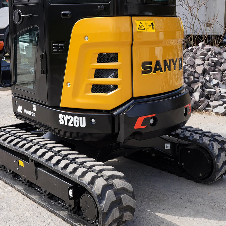 Mini-koparka Sany SY26U; zbliżenie na przeciwwagę Zero Tail, oznaczenie modelu oraz wzmocnione gąsienice gumowe podwozia.