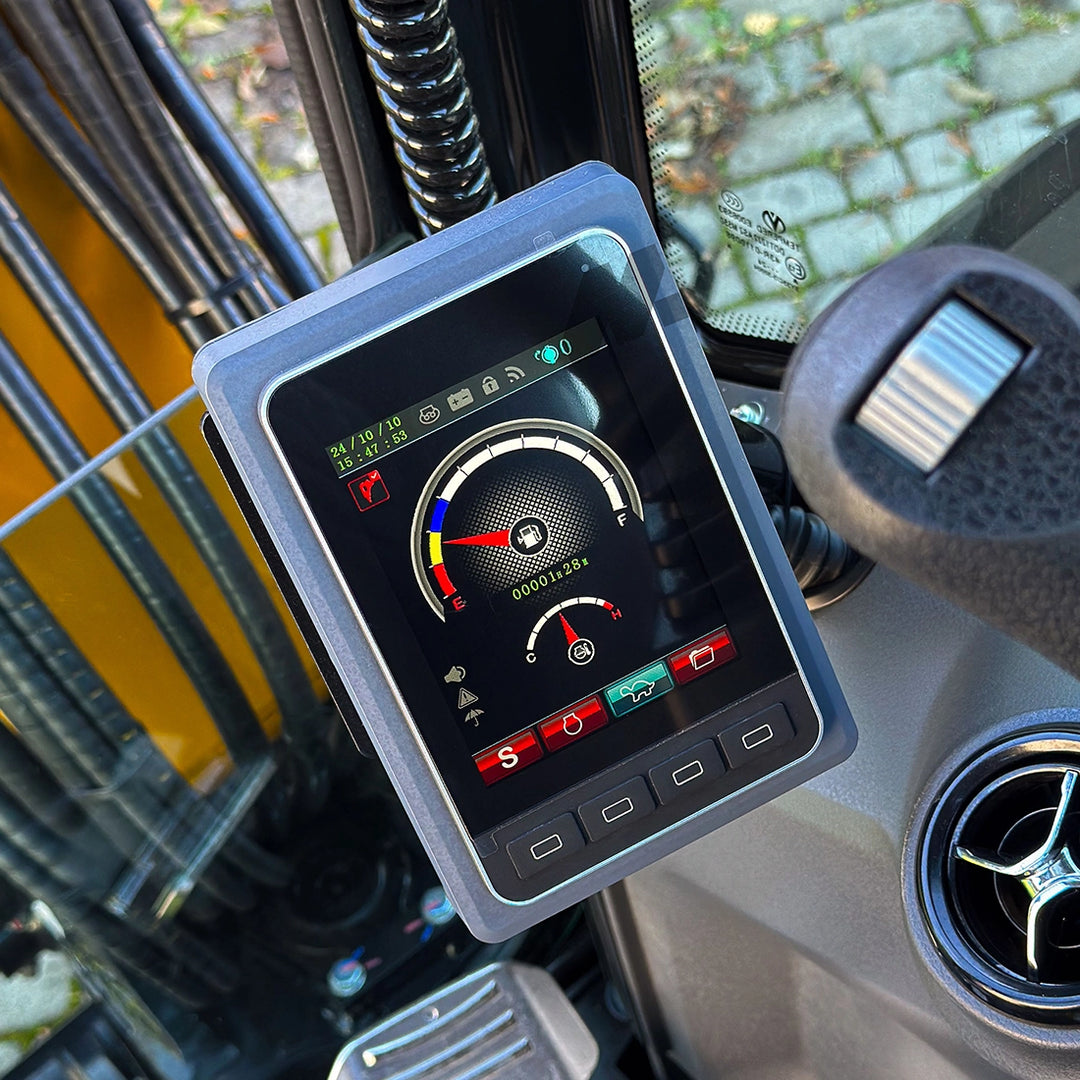 Kolorowy wyświetlacz LCD w kabinie Sany SY35U prezentujący cyfrowe wskaźniki poziomu paliwa, temperatury oraz trybów pracy maszyny.