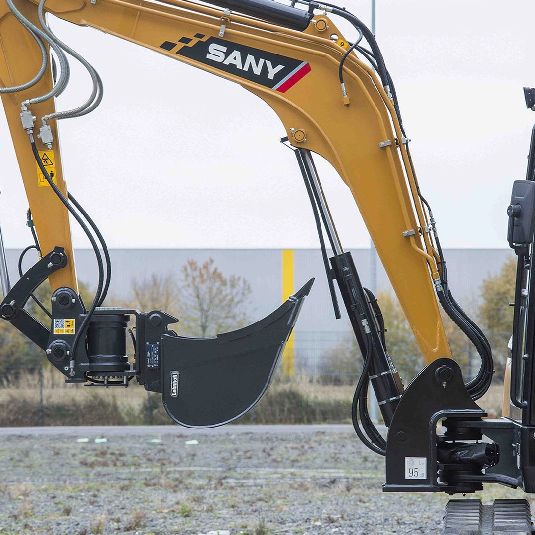 Zbliżenie na mechanizm skrętnego ramienia w minikoparce Sany SY50U oraz obrotowej głowicy.