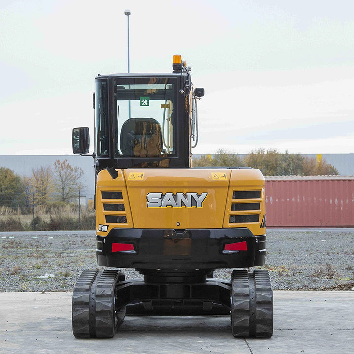 Tył minikoparki gąsienicowej Sany SY50U z widoczną kabiną operatora i logo producenta.